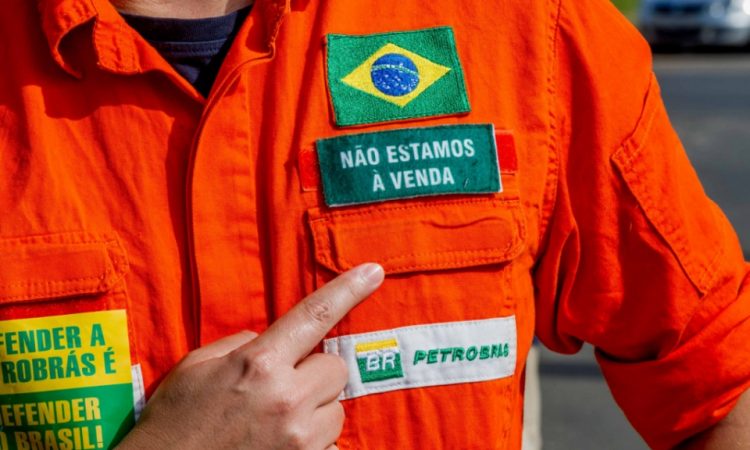 Os trabalhadores da Petrobras estão em greve pela redução do preço do combustível e em defesa da soberania nacional